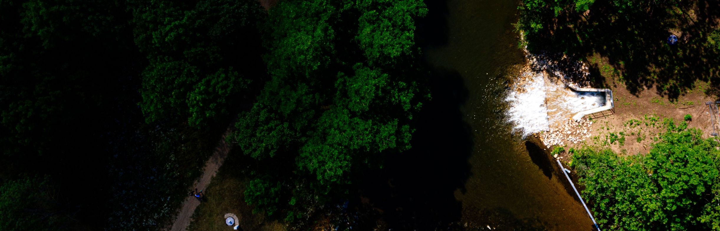 Luftaufnahme der Wasserausleitung in die Gera nach der Verstromung in Erfurt