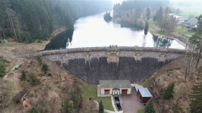 Vogelperspektive auf die Talsperre Tambach-Dietharz mit Luft- und Wasserseite der Staumauer