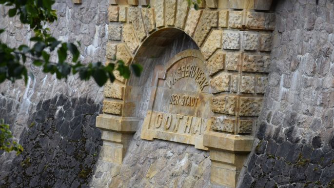 Ein kunstvolles Detail der Staumauer in Tambach-Dietharz mit Beschriftung