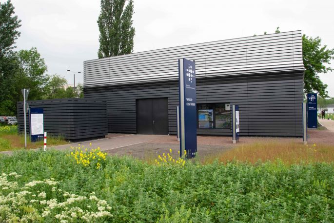Blick von der Erfurter Straße der Nationen auf die Wasserkraftanlage