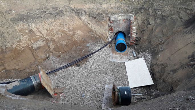 Neue Rohre werden in einen alten unterirdischen gemauerten Bachlauf eingebracht
