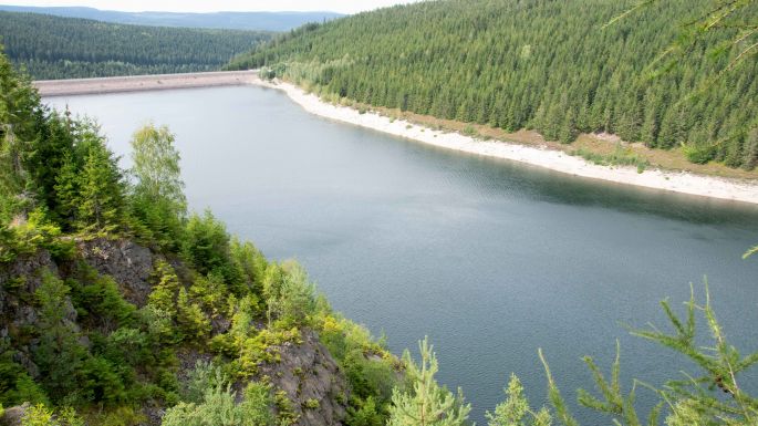 Blick von einem höhergelegenenen Aussichtspunkt auf den Stausee der Talsperre Schmalwasser mit Gebirgshängen im Vordergrund