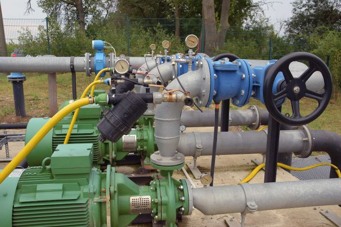 Eine Pumpstation mit Armaturen an einem Fluss