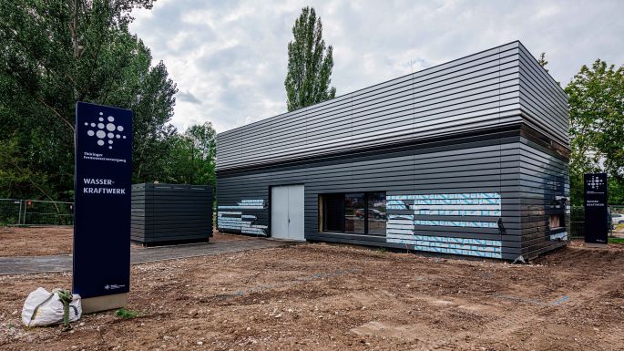 Außenansicht eines Turbinenhauses einer Wasserkraftanlage auf einem Baufeld