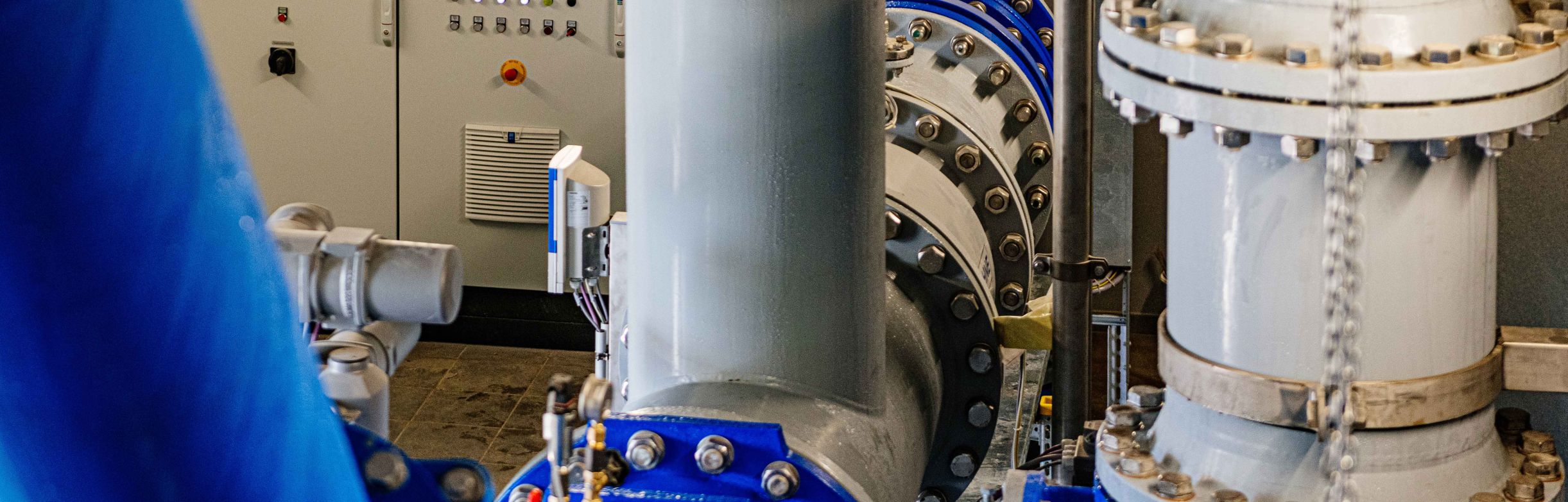 Große Stahlrohre leiten das Wasser zur Turbine in der Wasserkraftanlage Erfurt