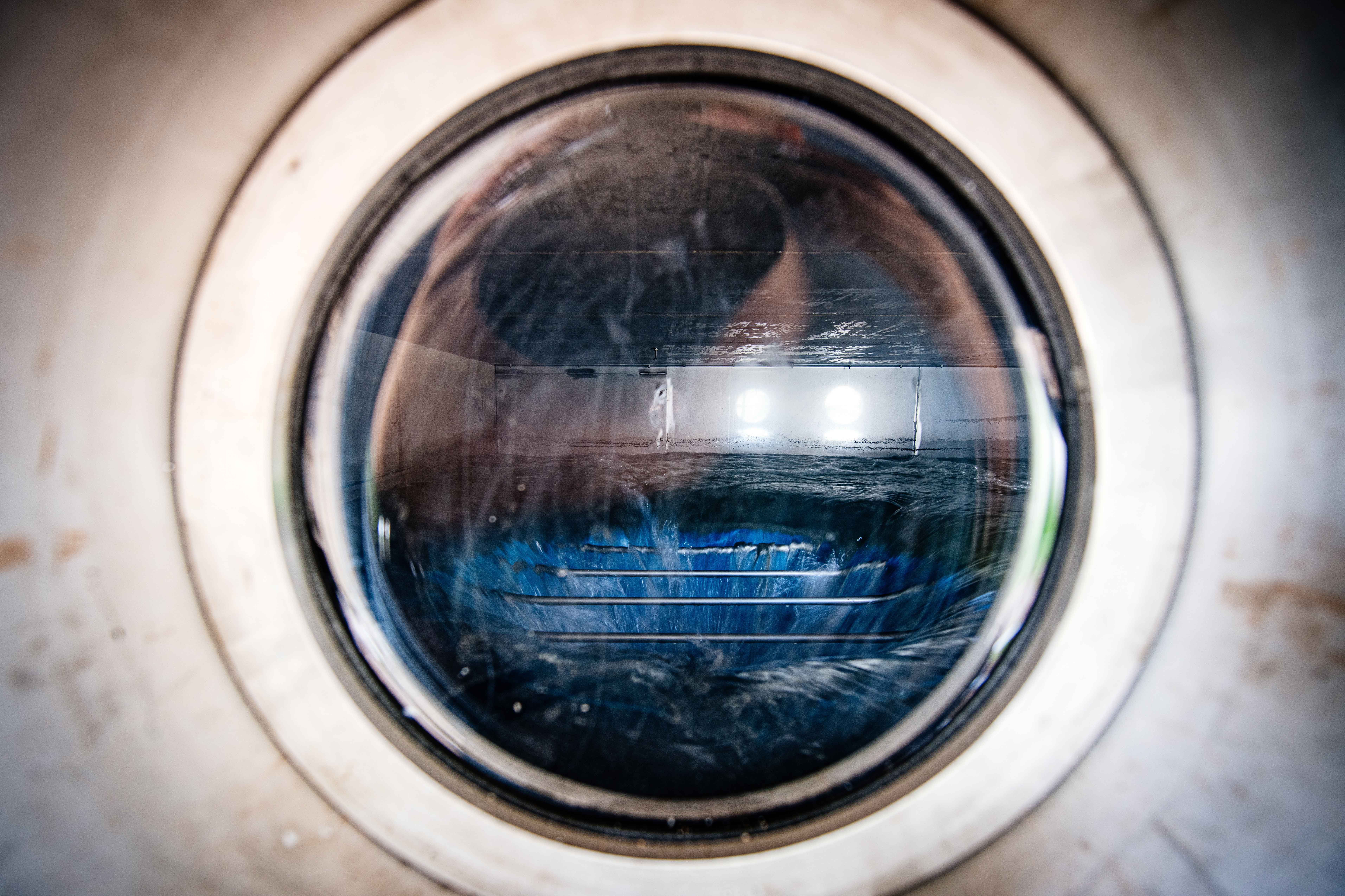 Eine gläserne Luke gibt den Blick frei auf das Innere einer Schwallwasserkammer einer Wasserkraftanlage